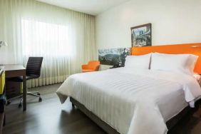 King bedroom with desk at the Hampton by Hilton Bucaramanga.