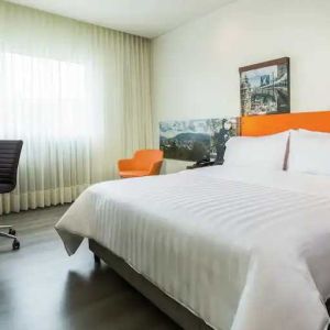 King bedroom with desk at the Hampton by Hilton Bucaramanga.