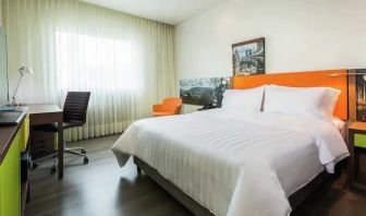 King bedroom with desk at the Hampton by Hilton Bucaramanga.