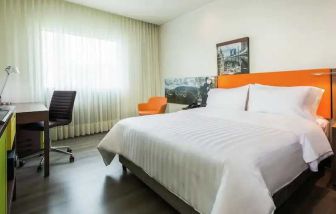 King bedroom with desk at the Hampton by Hilton Bucaramanga.