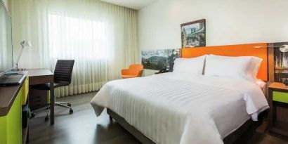 King bedroom with desk at the Hampton by Hilton Bucaramanga.