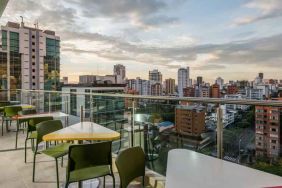 Outdoor terrace suitable as workspace at the Hampton by Hilton Bucaramanga.