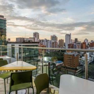 Outdoor terrace suitable as workspace at the Hampton by Hilton Bucaramanga.