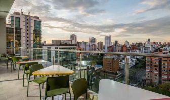 Outdoor terrace suitable as workspace at the Hampton by Hilton Bucaramanga.