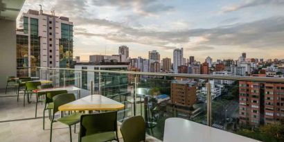 Outdoor terrace suitable as workspace at the Hampton by Hilton Bucaramanga.