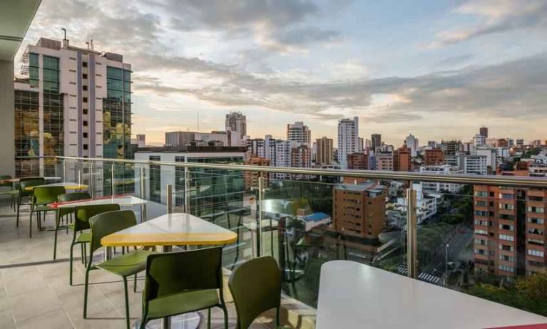 Outdoor terrace suitable as workspace at the Hampton by Hilton Bucaramanga.