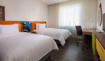 Twin room at the Hampton by Hilton Bucaramanga.