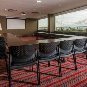 Meeting room at the Hampton by Hilton Bucaramanga.