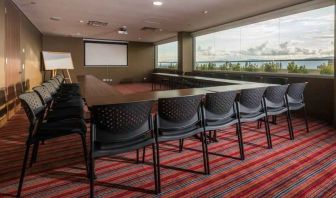 Meeting room at the Hampton by Hilton Bucaramanga.