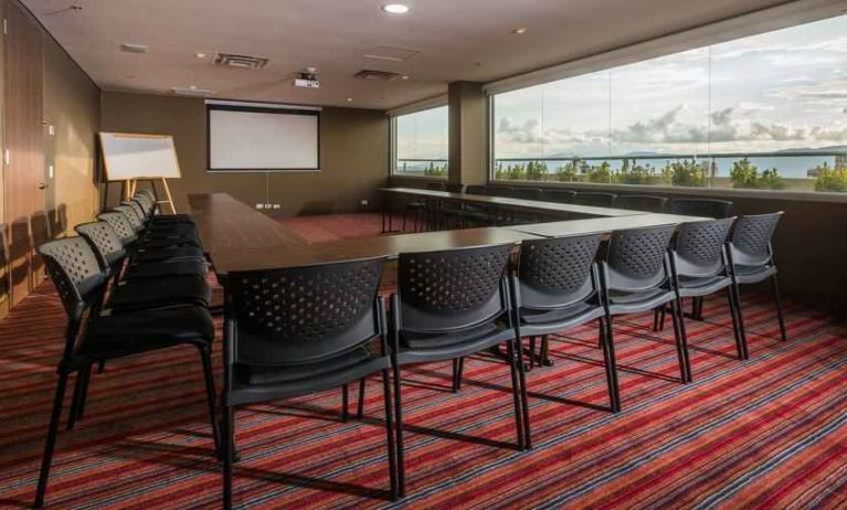 Meeting room at the Hampton by Hilton Bucaramanga.