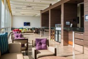 Lobby workspace perfect for co-working at the Hampton by Hilton Bucaramanga.