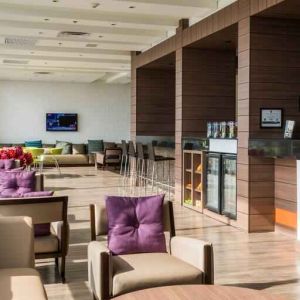 Lobby workspace perfect for co-working at the Hampton by Hilton Bucaramanga.