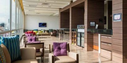 Lobby workspace perfect for co-working at the Hampton by Hilton Bucaramanga.