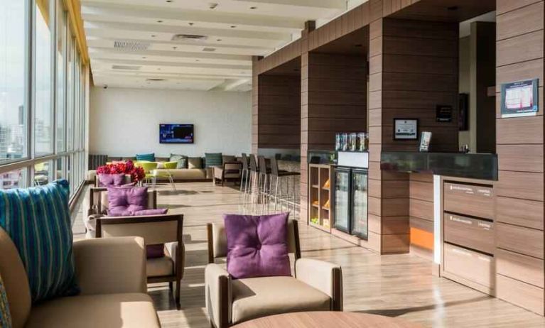 Lobby workspace perfect for co-working at the Hampton by Hilton Bucaramanga.