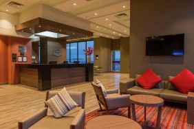 Lobby workspace at the Hampton by Hilton Bogota Airport.