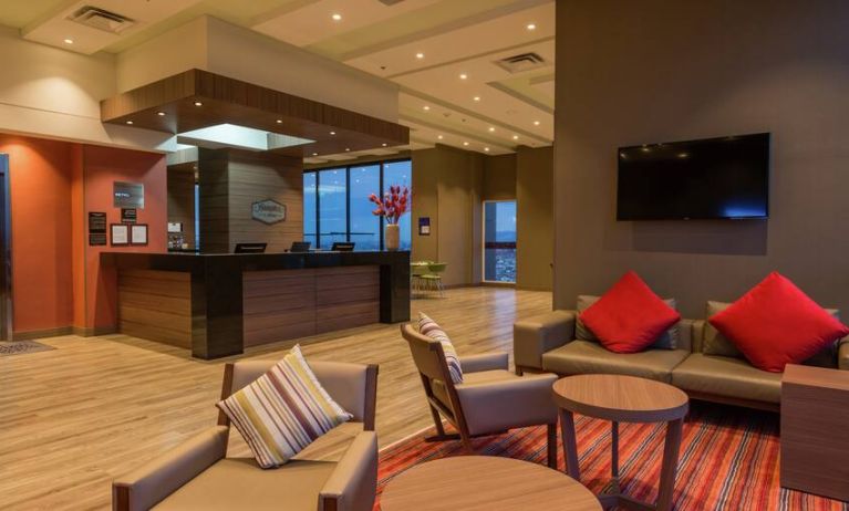 Lobby workspace at the Hampton by Hilton Bogota Airport.