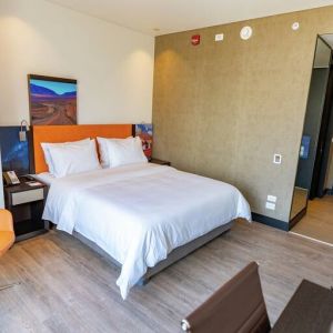 King bedroom with desk at the Hampton by Hilton Antofagasta.