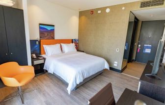 King bedroom with desk at the Hampton by Hilton Antofagasta.