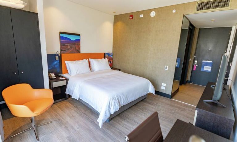 King bedroom with desk at the Hampton by Hilton Antofagasta.