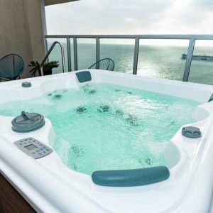 Terrace with jacuzzi at the Hampton by Hilton Antofagasta.