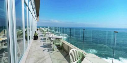 Outdoor terrace overlooking the ocean perfect as workspace at the Hampton by Hilton Antofagasta.