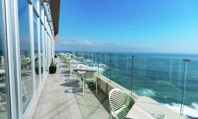 Outdoor terrace overlooking the ocean perfect as workspace at the Hampton by Hilton Antofagasta.