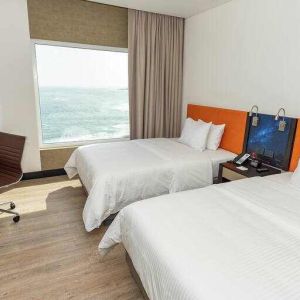 Twin room with working station at the Hampton by Hilton Antofagasta.