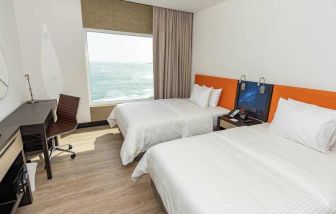 Twin room with working station at the Hampton by Hilton Antofagasta.