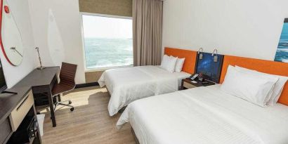 Twin room with working station at the Hampton by Hilton Antofagasta.