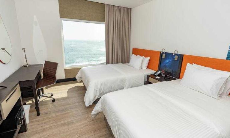 Twin room with working station at the Hampton by Hilton Antofagasta.