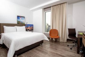 Queen room with desk at the Hampton by Hilton Lima San Isidro.