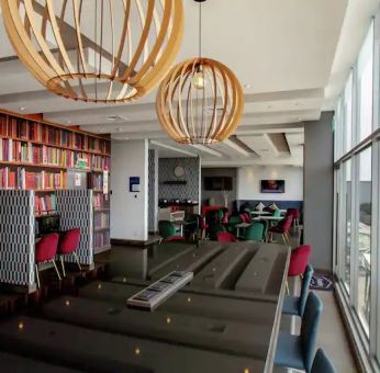 Hotel workspace suitable for co-working at the Hampton by Hilton Lima San Isidro.