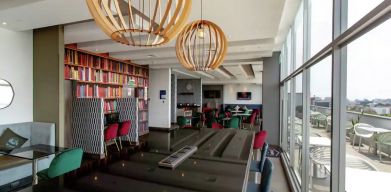 Hotel workspace suitable for co-working at the Hampton by Hilton Lima San Isidro.