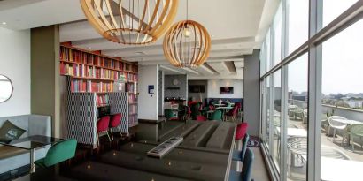 Hotel workspace suitable for co-working at the Hampton by Hilton Lima San Isidro.