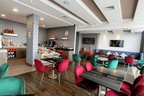 Dining area suitable for co-working at the Hampton by Hilton Lima San Isidro.