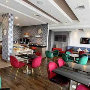 Dining area suitable for co-working at the Hampton by Hilton Lima San Isidro.