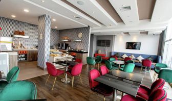 Dining area suitable for co-working at the Hampton by Hilton Lima San Isidro.