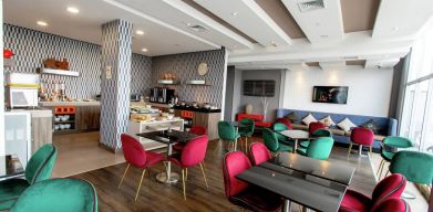 Dining area suitable for co-working at the Hampton by Hilton Lima San Isidro.