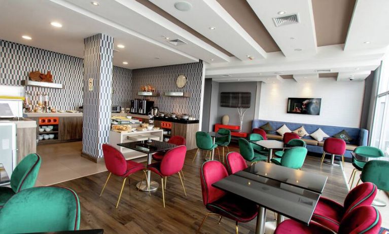 Dining area suitable for co-working at the Hampton by Hilton Lima San Isidro.