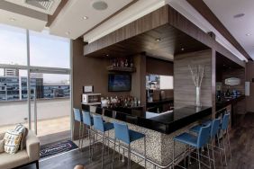 Seating area along the bar at the Hampton by Hilton Lima San Isidro.