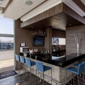 Seating area along the bar at the Hampton by Hilton Lima San Isidro.