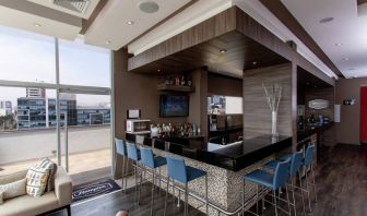 Seating area along the bar at the Hampton by Hilton Lima San Isidro.