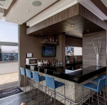 Seating area along the bar at the Hampton by Hilton Lima San Isidro.