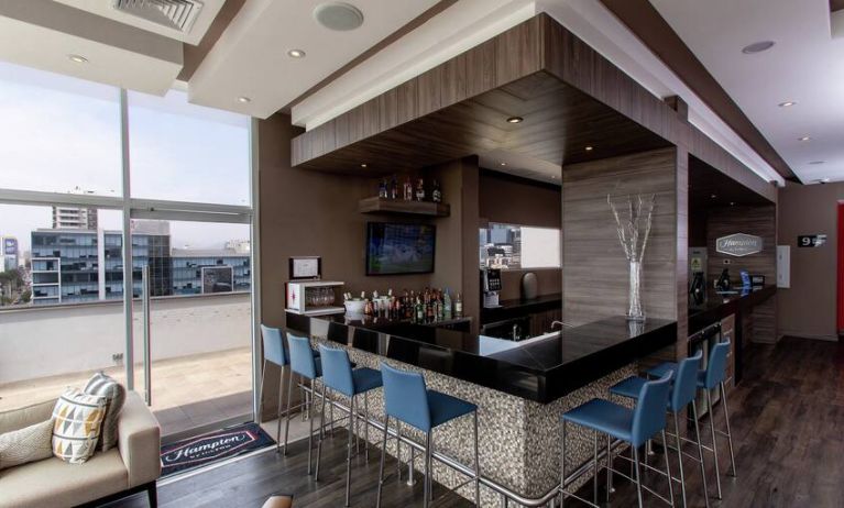 Seating area along the bar at the Hampton by Hilton Lima San Isidro.