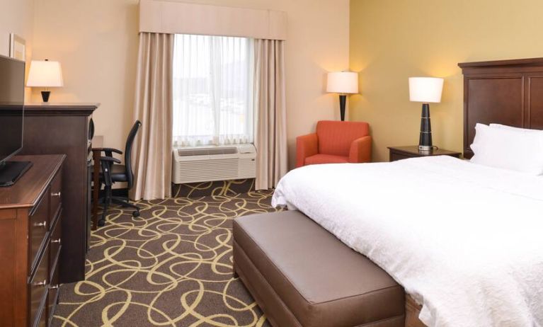 King bedroom with desk at the Hampton Inn Omaha Midtown-Aksarben Area.