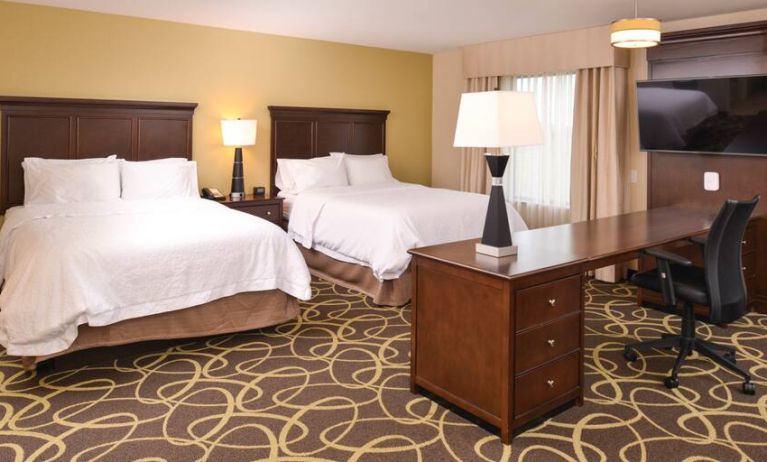 Twin room with working station at the Hampton Inn Omaha Midtown-Aksarben Area.