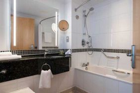 Guest bathroom at the DoubleTree by Hilton Swindon.