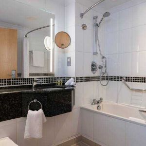 Guest bathroom at the DoubleTree by Hilton Swindon.