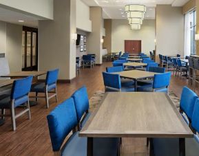 Dining area perfect for co-working at the Hampton Inn & Suites Alexandria Old Town Area South.