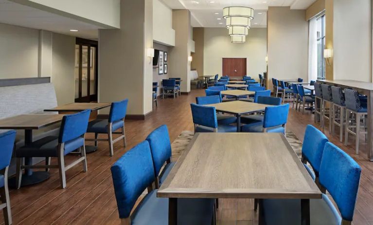 Dining area perfect for co-working at the Hampton Inn & Suites Alexandria Old Town Area South.